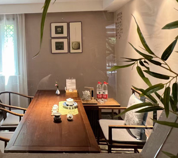 紅茶影響睡眠嗎晚上喝(紅茶晚上飲用會(huì)影響睡眠嗎)