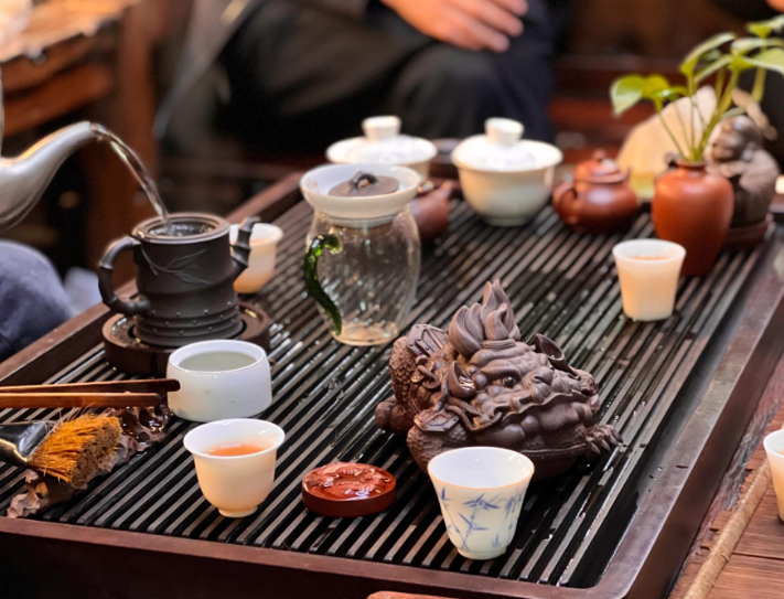 晚上喝茶會(huì)失眠嗎(晚上喝茶是否影響睡眠)